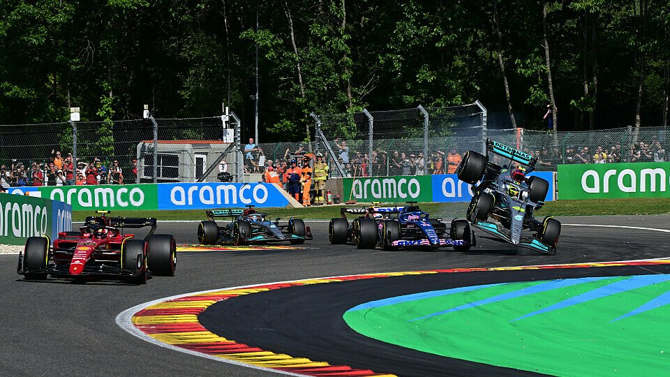 Hamiltons Belgien GP endete noch vor Ende der ersten Runde., Foto: LAT Images