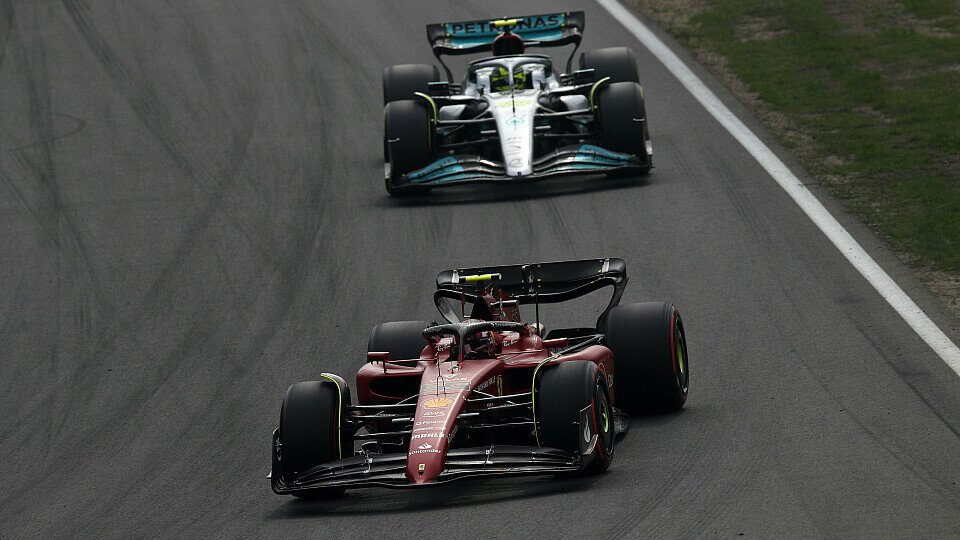 Ferrari vs. Mercedes: Die Silberpfeile haben WM-Platz 2 noch nicht aufgegeben., Foto: LAT Images