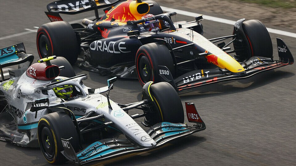 Lewis Hamilton konnte sich beim Safety-Car-Restart nicht lange gegen Max Verstappen wehren, Foto: LAT Images