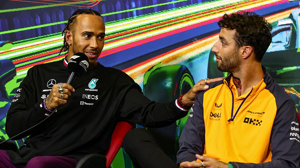 Lewis Hamilton und Daniel Ricciardo - Sitznachbarn in der Monza-Pressekonferenz, Foto: LAT Images