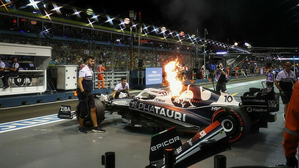 Der AlphaTauri von Pierre Gasly fing im Formel-1-Training in Singapur unvermittelt Feuer, Foto: LAT Images