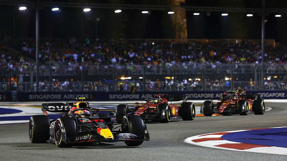 Red-Bull-Fahrer Sergio Perez hat beim Formel-1-Rennen in Singapur am Sonntag seinen zweiten Sieg in der Saison 2022 gefeiert, Foto: LAT Images