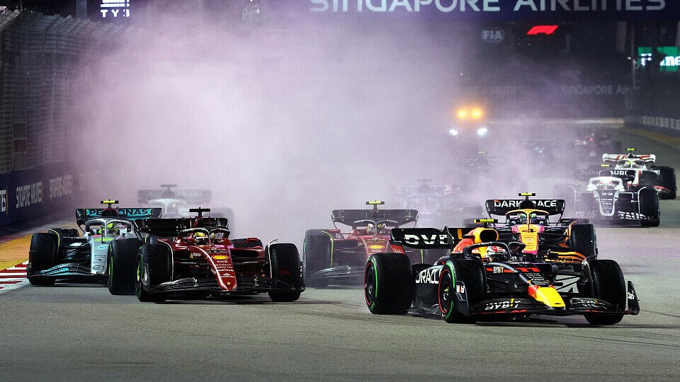 Charles Leclerc hatte in Singapur beim Einlenken in die erste Kurve schon verloren, Foto: LAT Images