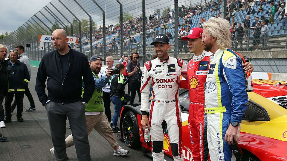 Dennis Rostek mit den Pole-Promotion-Fahrern Rast, van der Linde und Thiim, Foto: LAT Images