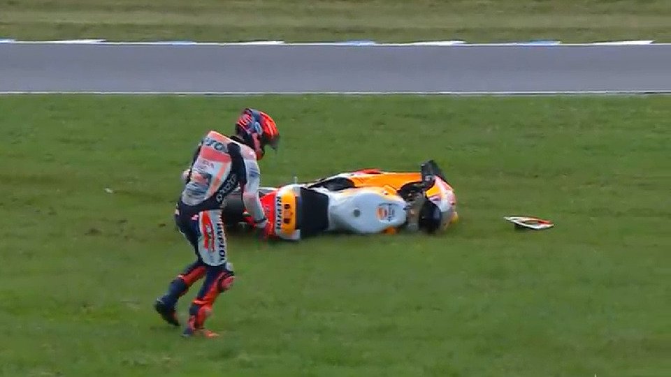 Marc Marquez appears to have hit the white line Photo: Screenshot/MotoGP