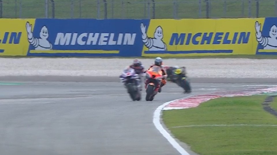 Pol Espargaro bekam hierfür eine Grid-Penalty von den Stewards, Foto: MotoGP.com/Screenshot
