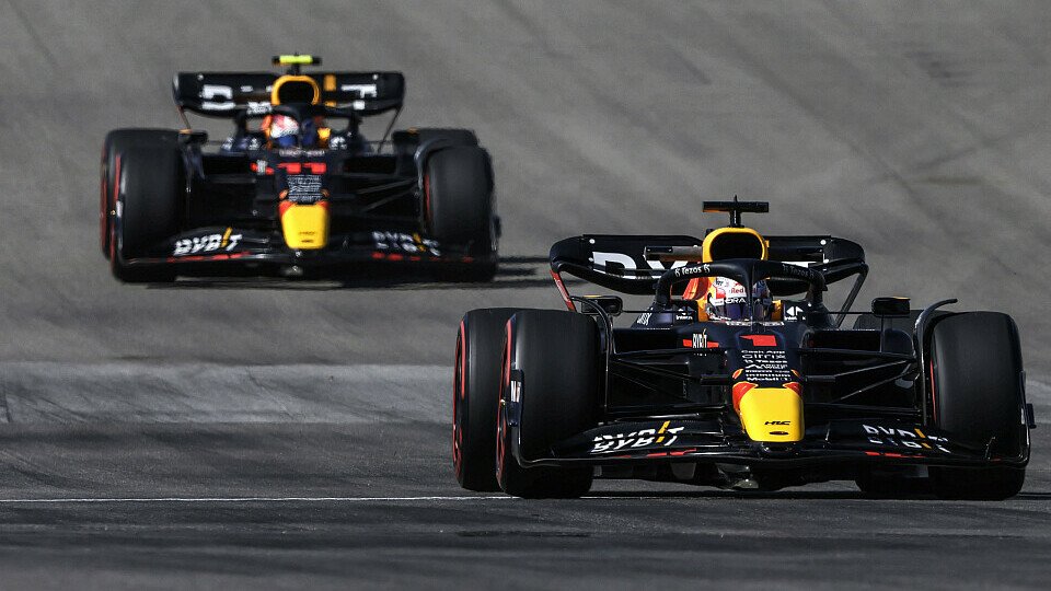 Red-Bull Weltmeister Max Verstappen und Sergio Perez beim Formel-1-Rennen in den USA, Foto: LAT Images