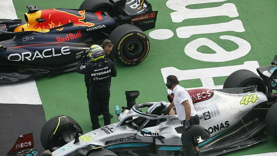 Lewis Hamilton kam auf Hard ins Ziel - chancenlos gegen Red Bull, Foto: LAT Images