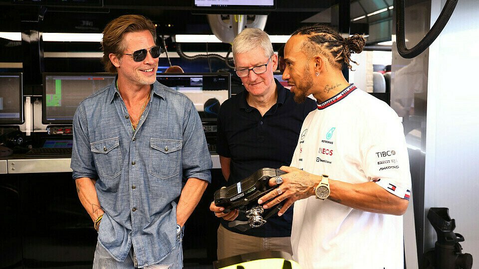 Lewis Hamilton erklärt Brad Pitt und Tim Cook wie ein Formel-1-Lenkrad funktioniert, Foto: LAT Images