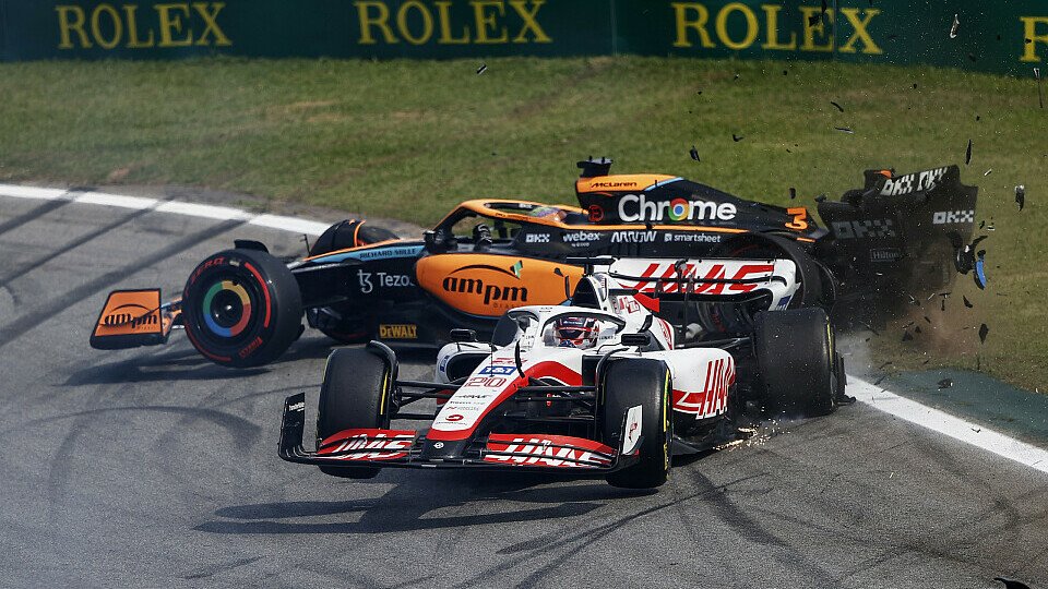 Daniel Ricciardo und Kevin Magnussen schieden durch den Unfall in Brasilien schon in Runde eins aus, Foto: LAT Images