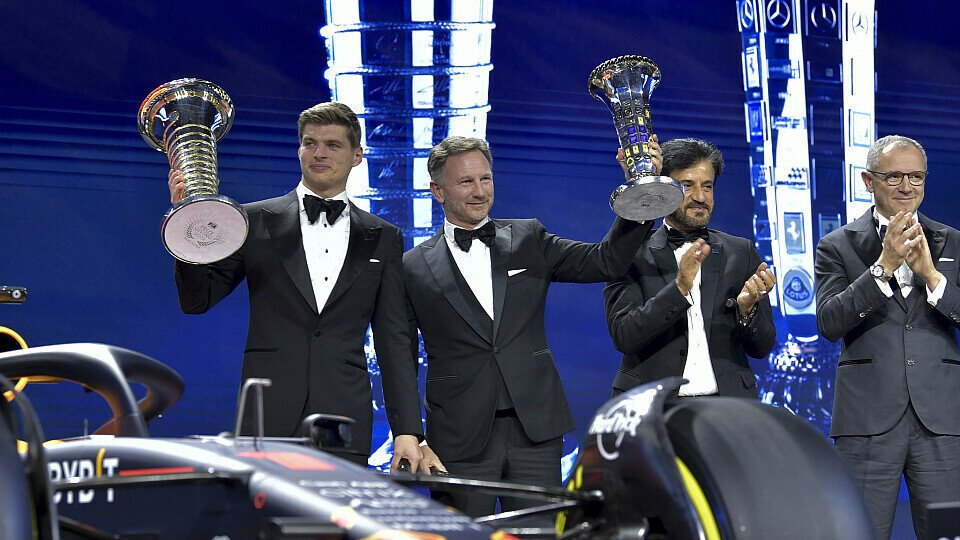 Max Verstappen nahm zum zweiten Mal seit 2021 seine WM-Trophäe entgegen, Foto: FIA