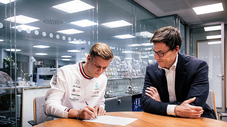 Mick Schumacher und Toto Wolff unzerzeichnen den VErtrag für 2023, Foto: Mercedes AMG F1