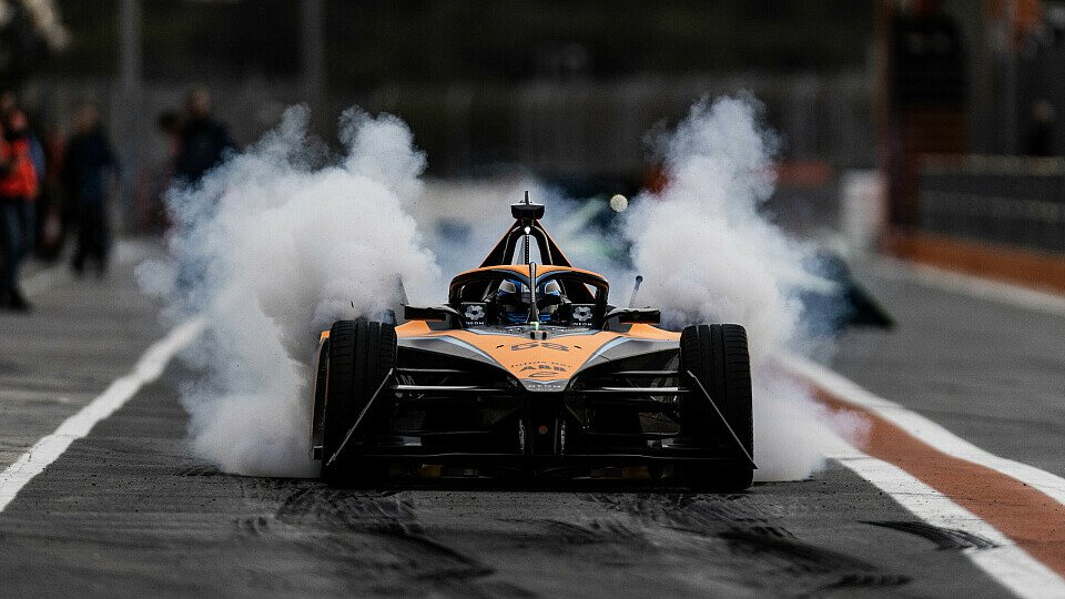 Reifen aufwärmen sieht in der Formel E durchaus spektakulär aus, Foto: LAT Images