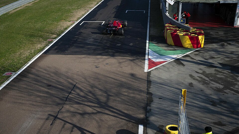 F1 heute: Charles Leclerc fährt die ersten Kilometer mit dem neuen Formel-1-Auto von Ferrari, Foto: Ferrari