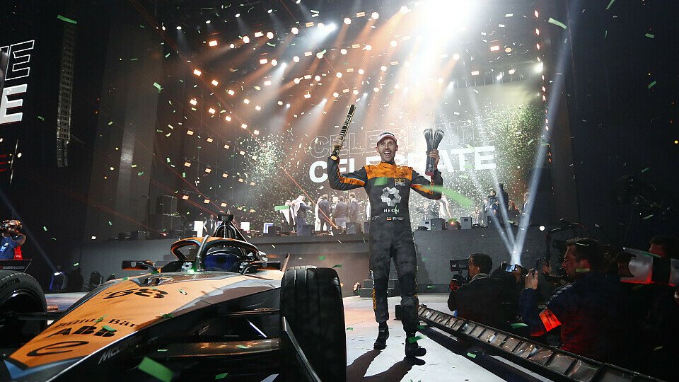 Rene Rast fährt in Saudi-Arabien für McLaren aufs Podest, Foto: LAT Images