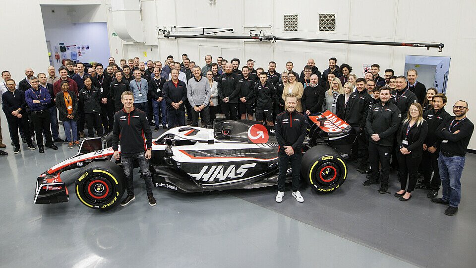 Die Haas-Mannschaft mit dem neuen VF-23 beim Shakedown in Silverstone, Foto: Haas F1