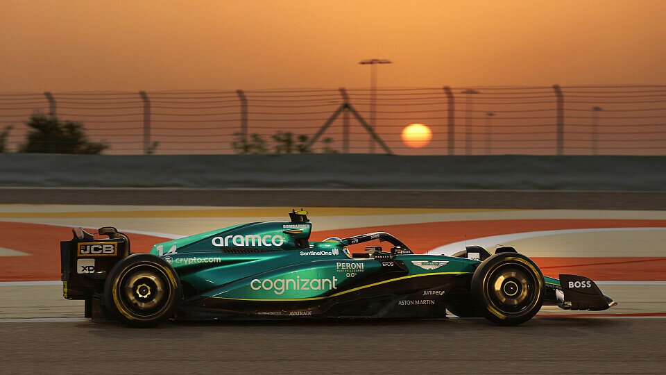 Fernando Alonso und Aston Martin sorgen bei den Testfahrten für Schlagzeilen, Foto: LAT Images