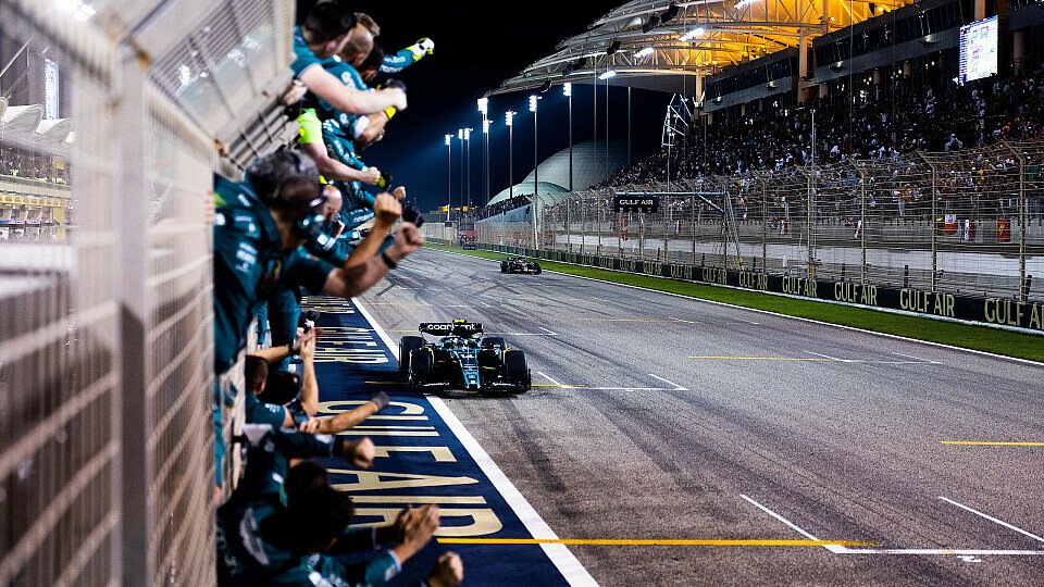 Neun Jahre nach 2014 darf das Team aus Silverstone erneut in Bahrain jubeln, Foto: LAT Images