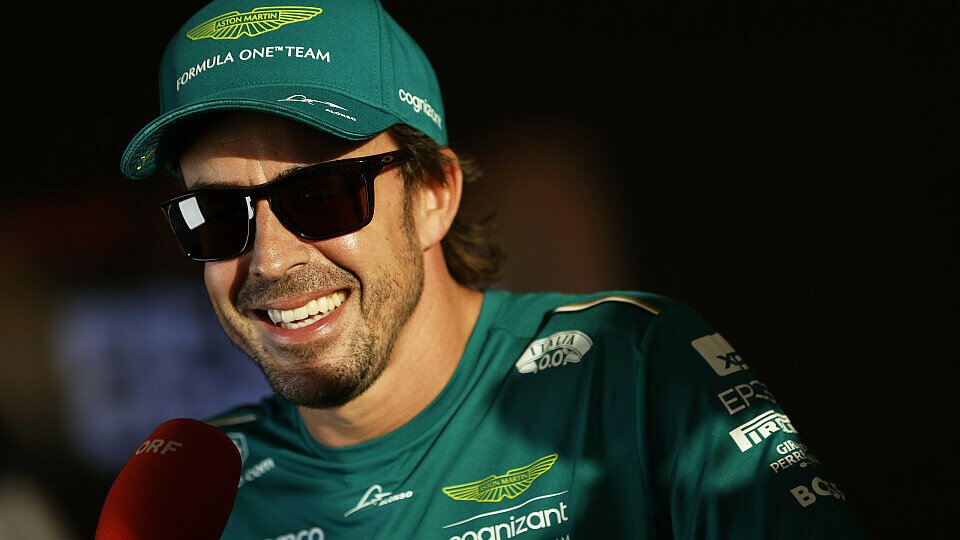Fernando Alonso, in Saudi-Arabien gut gelaunt, Foto: LAT Images