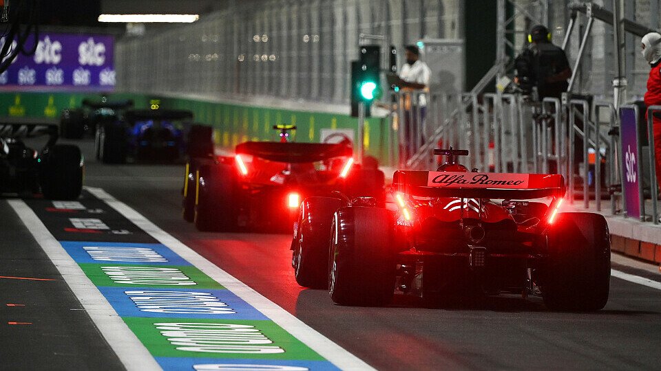Alfa Romeo war in den Trainings der Formel 1 für den Saudi-Arabien GP 2023 weit abgeschlagen, Foto: LAT Images