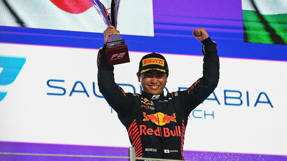 Ayumu Iwasa holt sich den Sieg im Formel-2-Sprint in Saudi-Arabien, Foto: LAT Images