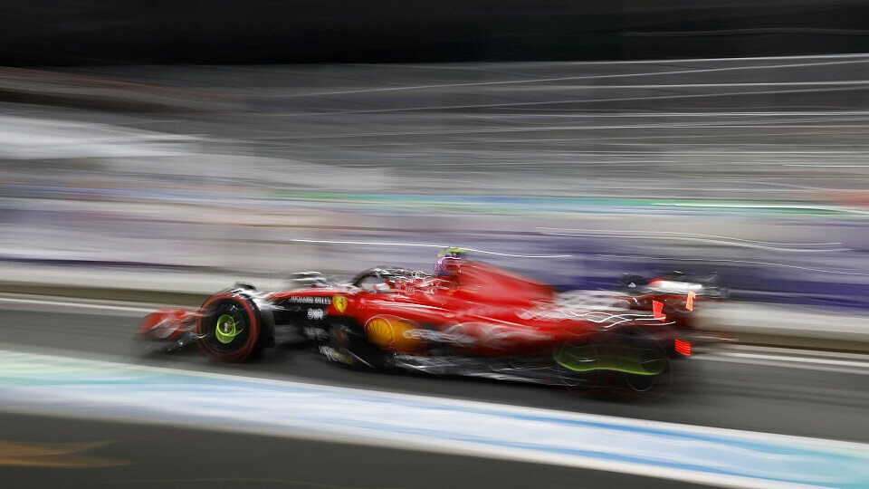 Carlos Sainz hatte im 1. Sektor mit einem instabilen Heck zu kämpfen, Foto: LAT Images Carlos Sainz hatte im 1. Sektor mit einem instabilen Heck zu kämpfen, Foto: LAT Images