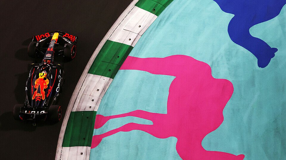 Red-Bull-Pilot Sergio Perez startet beim Saudi-Arabien GP am Sonntag von der Pole Position, Foto: LAT Images