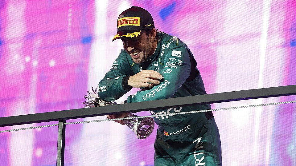Fernando Alonso ist sich sicher: 10 Sekunden auf Russell waren drinnen, Foto: LAT Images