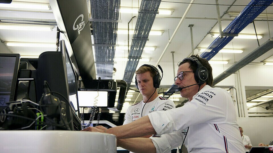 Шумахер в гараже Mercedes с Тото Вольфом, Фото: LAT Images