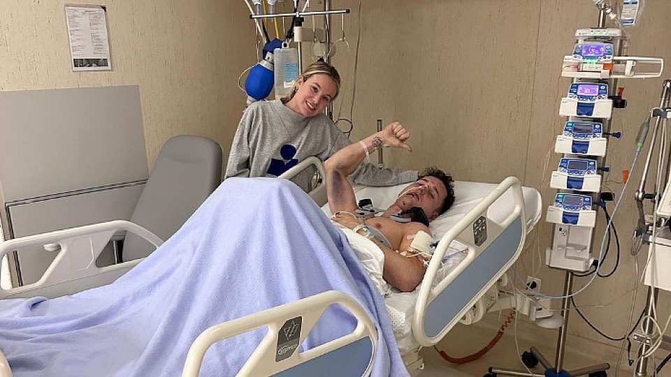 Pol Espargaro mit Ehefrau Carlota im Krankenhaus von Barcelona, Foto: Instagram/Pol Espargaro