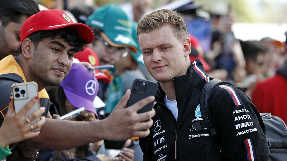Mick Schumacher mit Fans beim Australien-GP, Foto: LAT Images