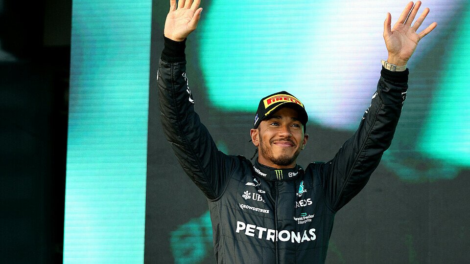 Lewis Hamilton freut sich über sein erstes Podium seit Brasilien 2022, Foto: Mercedes