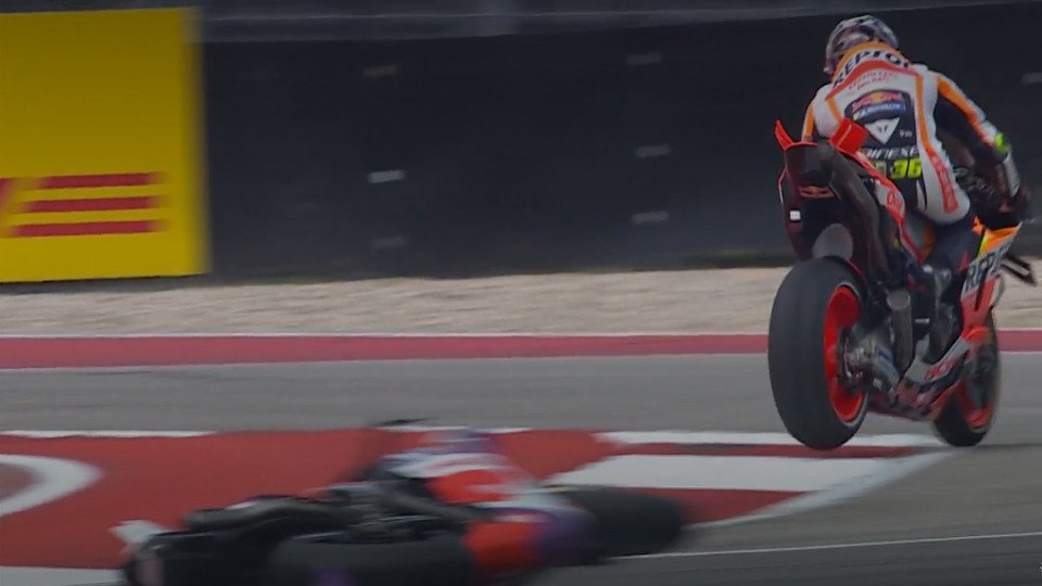 Joan Mir konnte mit einer blitzschnellen Reaktion Schlimmeres verhindern, Foto: Screenshot/MotoGP
