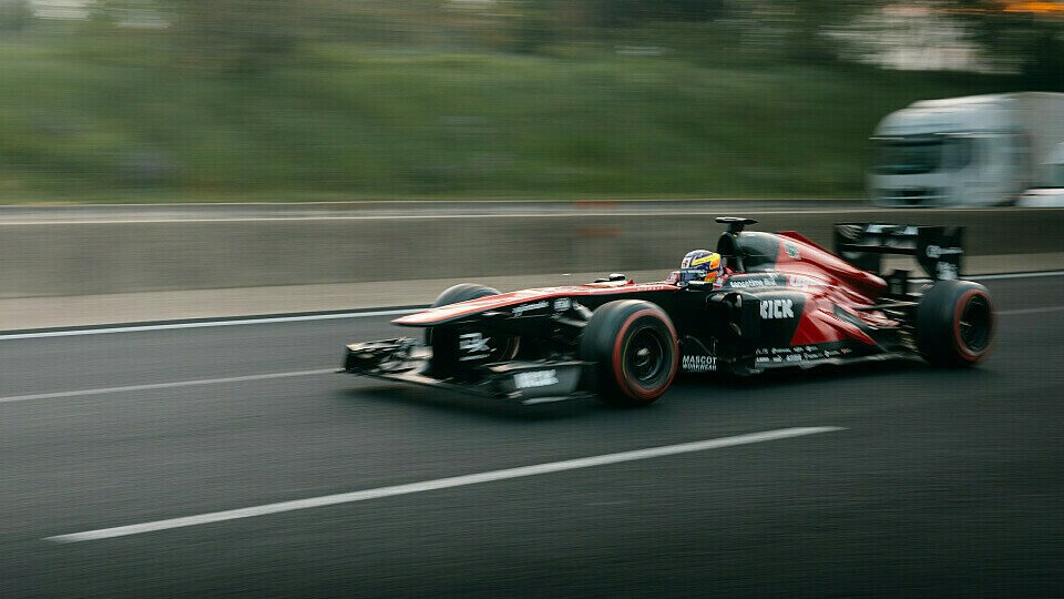 Formel-1-Auto auf der Autobahn: Guanyu Zhou absolviert Showrun, Foto: Stellantis/Alfa Romeo