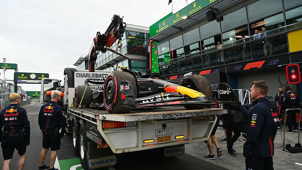 Der Red Bull von Sergio Perez nach dem Qualifying: Fahrfehler oder Technik-Problem, Foto: LAT Images