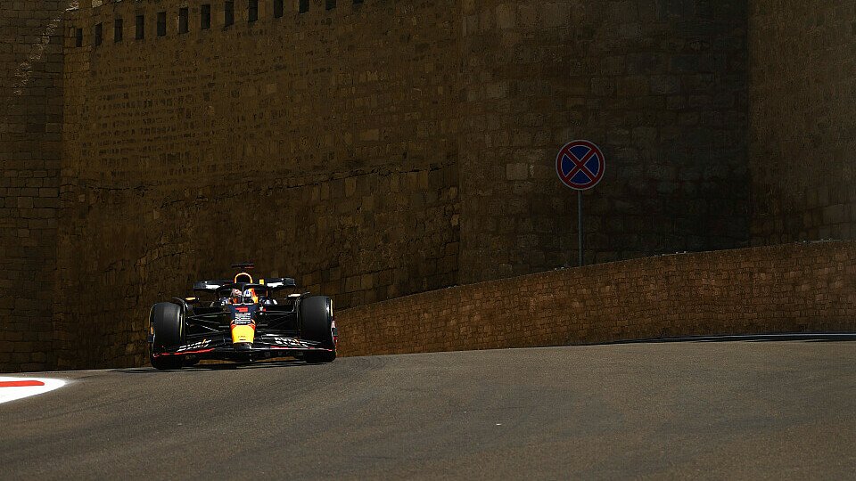 Max Verstappen wird in Baku von Charles Leclerc gejagt, Foto: LAT Images