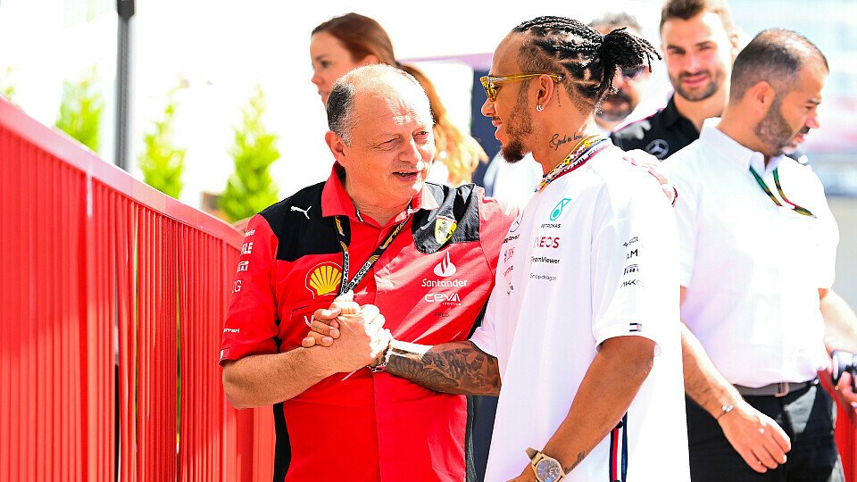 Lewis Hamilton und Ferrari-Teamchef Frederic Vasseur, Foto: LAT Images
