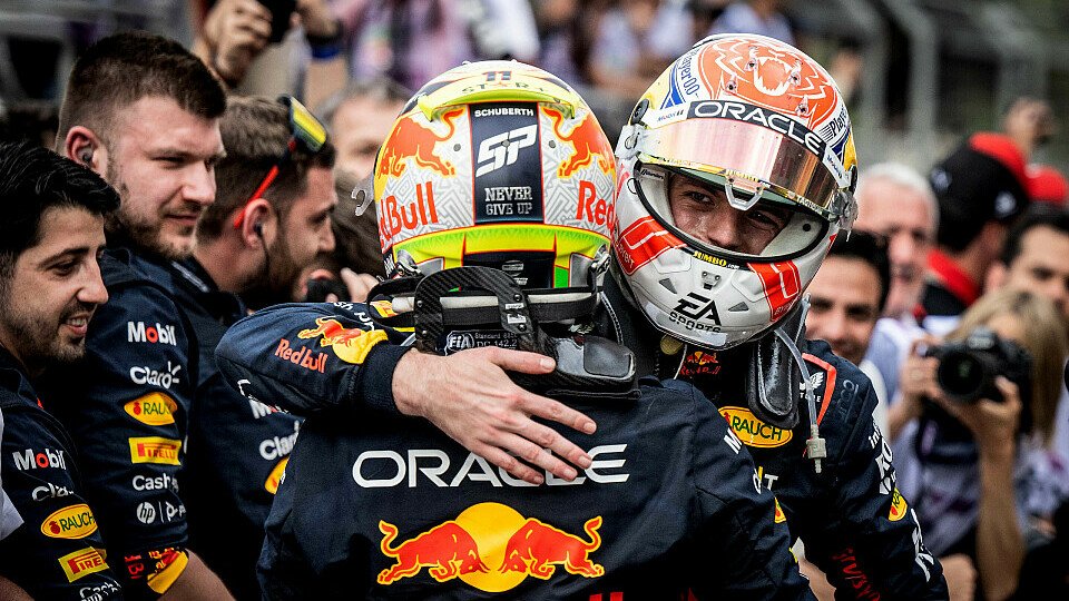 Formel-1-Weltmeister Max Verstappen wird 2023 von Red-Bull-Teamkollege Sergio Perez gefordert, Foto: LAT Images