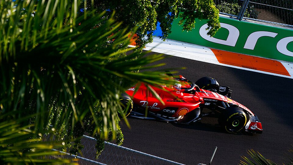 Charles Leclerc brachte den Ferrari im FP2 nicht heil an die Box, Foto: LAT Images