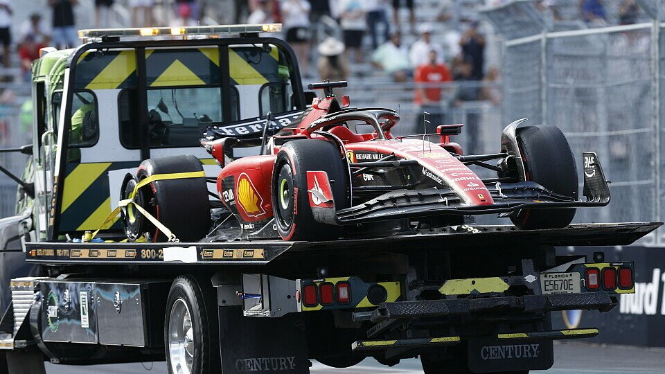 Charles Leclercs kaputter Ferrari wird in Miami abtransportiert, Foto: LAT Images