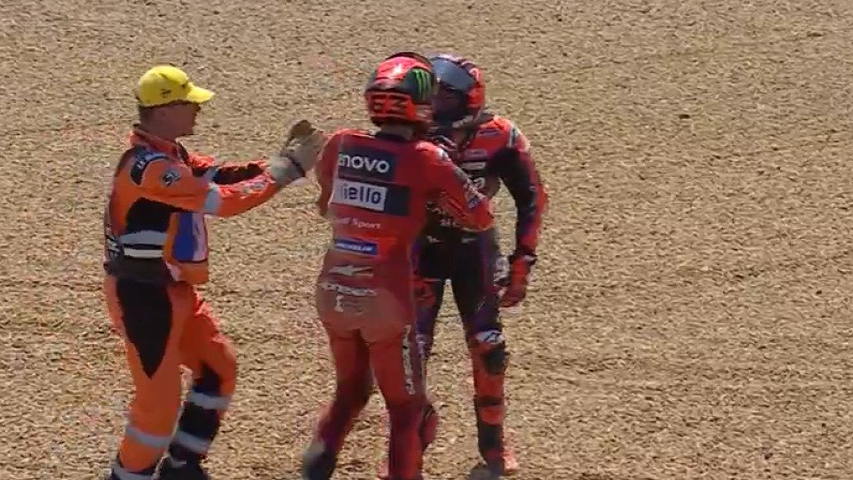 Pecco Bagnaia und Maverick Vinales gerieten im Kiesbett aneinander, Foto: MotoGP.com/Screenshot