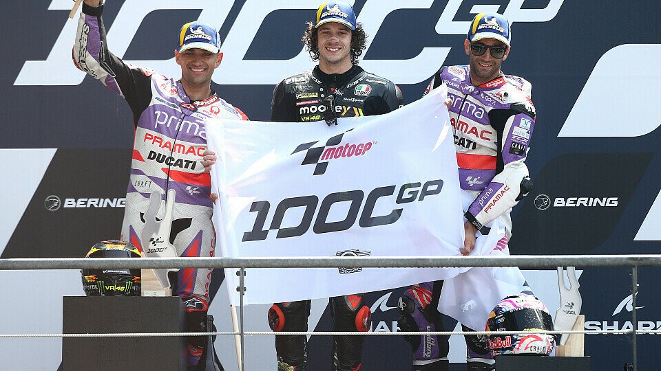 Marco Bezzecchi mit Jorge Martin und Johann Zarco auf dem Podium des 1000. MotoGP-Rennens, Foto: Gold and Goose