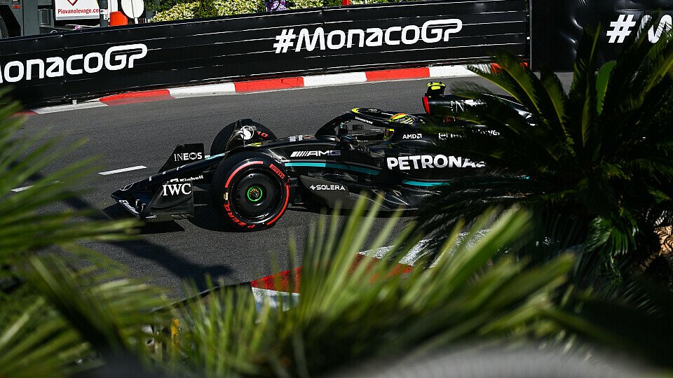 Lewis Hamilton freut sich über seinen generalsanierten Mercedes, Foto: LAT Images