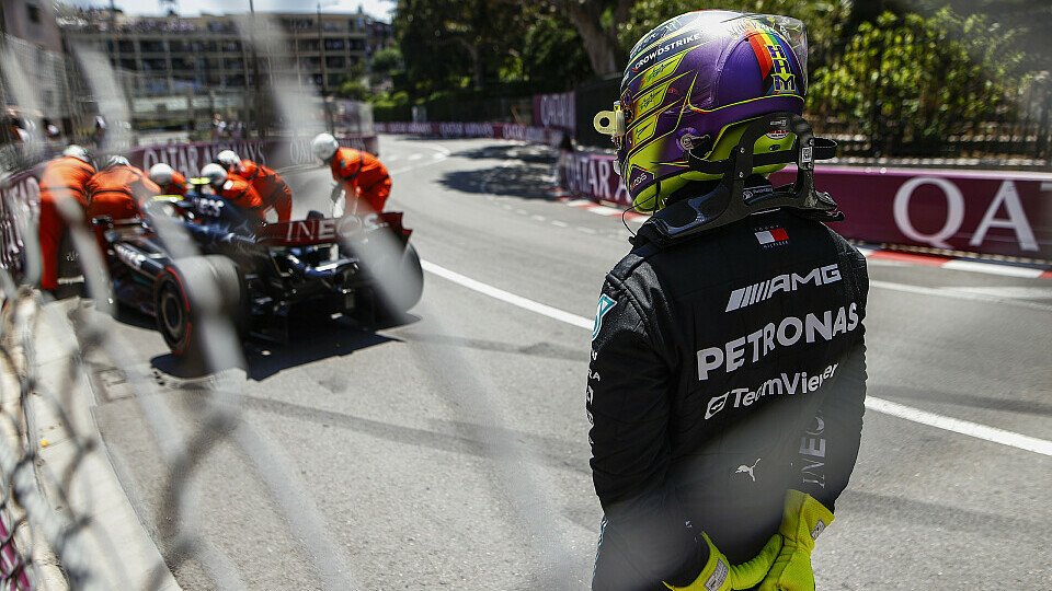 Lewis Hamilton blickt in Monaco auf seinen gecrashten Mercedes W14, Foto: LAT Images