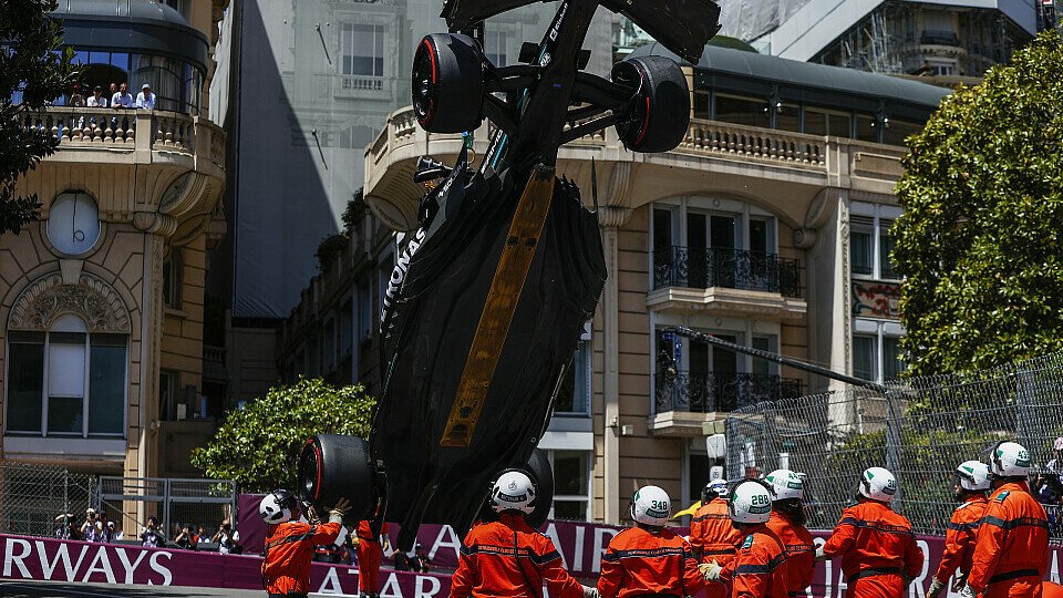 Der Unterboden des Mercedes wurde in Monaco entblößt, Foto: LAT Images Der Unterboden des Mercedes wurde in Monaco entblößt, Foto: LAT Images