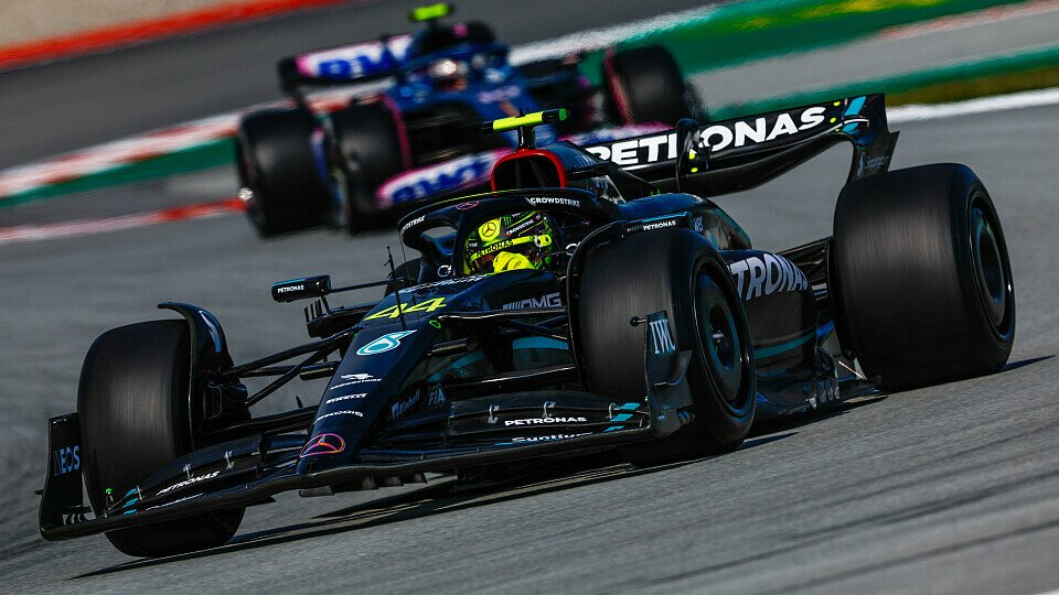 Lewis Hamilton und Mercedes zeigten in Barcelona groß auf, Foto: LAT Images