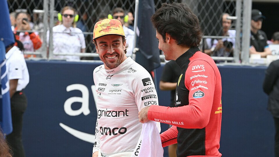 Fernando Alonso und Carlos Sainz kommen gut miteinander aus, Foto: LAT Images