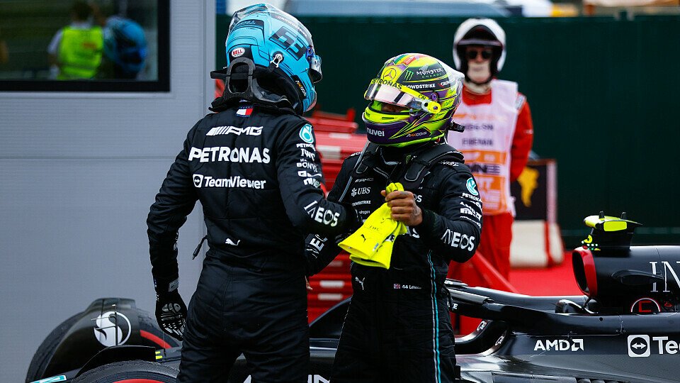 George Russell und Lewis Hamilton nach dem Spanien-GP im Parc Ferme, Foto: LAT Images