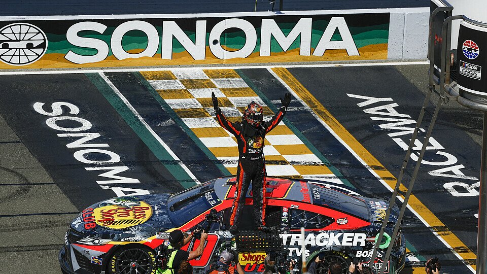 Martin Truex Junior gewinnt das 16. Saisonrennen auf dem Sonoma Raceway, Foto: LAT Images