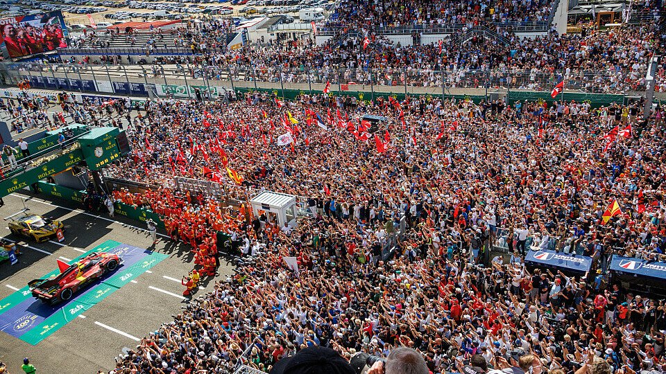 Le-Mans-Wahnsinn in einem Bild: Zuschauerrekord beim Ferrari-Sieg, Foto: Rolex/Stephan Cooper